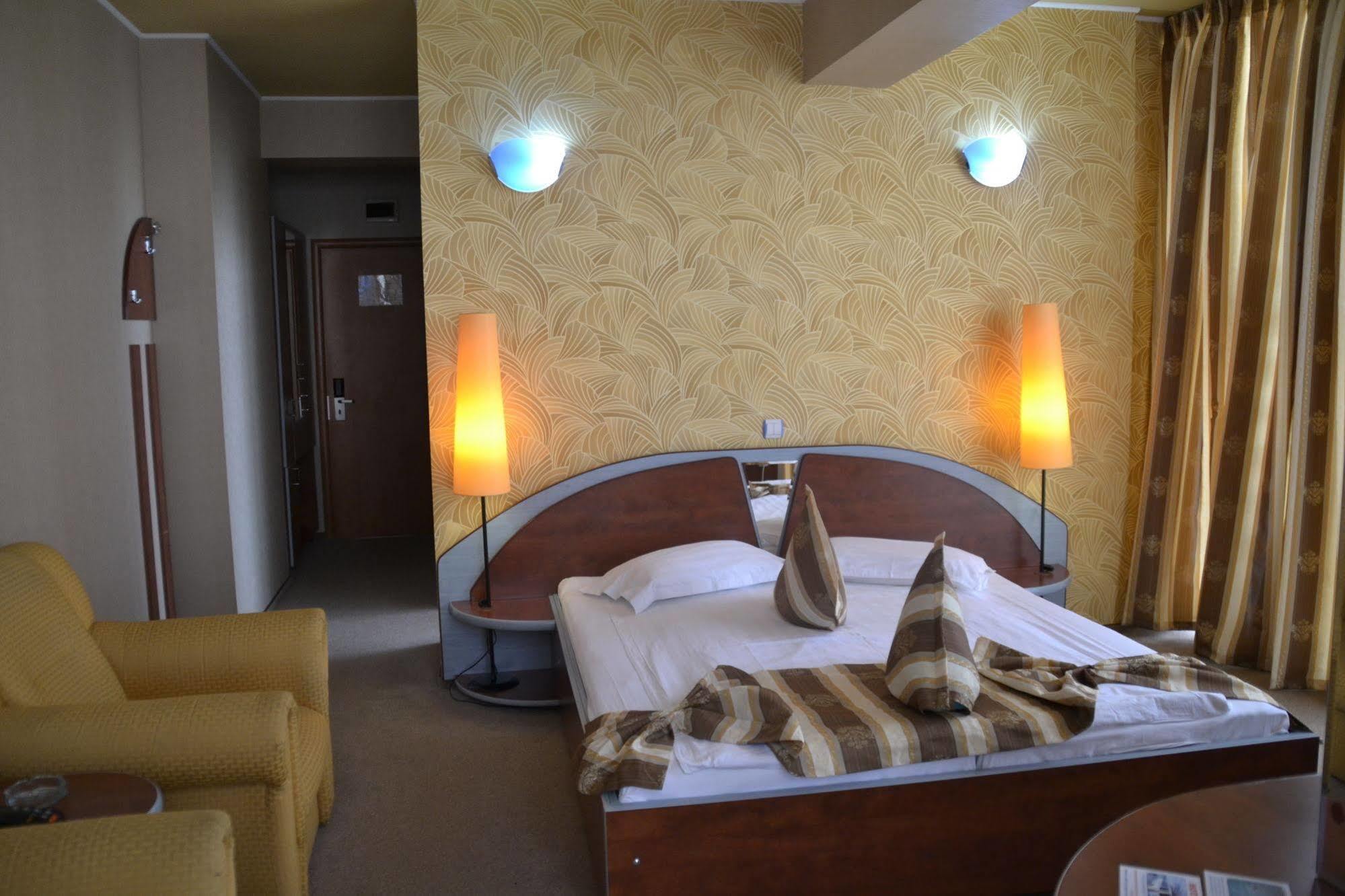 Hotel Helin - Calea Bucuresti クラヨーヴァ エクステリア 写真