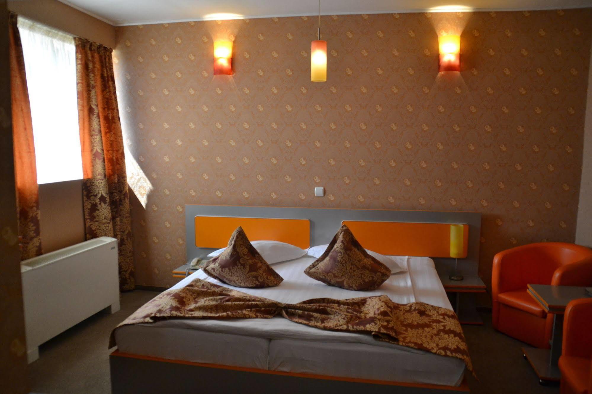 Hotel Helin - Calea Bucuresti クラヨーヴァ エクステリア 写真