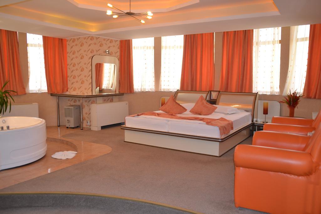 Hotel Helin - Calea Bucuresti クラヨーヴァ エクステリア 写真