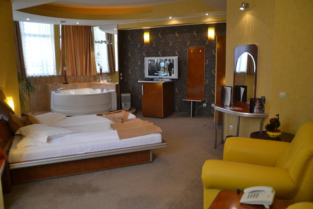 Hotel Helin - Calea Bucuresti クラヨーヴァ エクステリア 写真