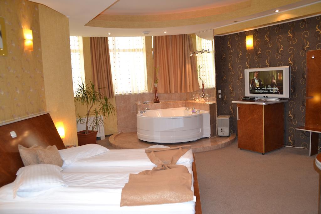 Hotel Helin - Calea Bucuresti クラヨーヴァ エクステリア 写真