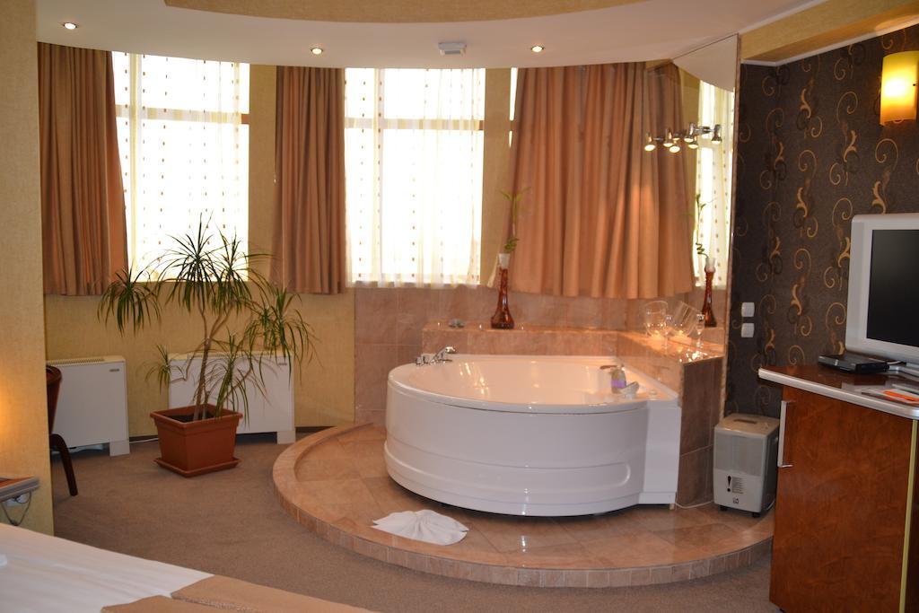 Hotel Helin - Calea Bucuresti クラヨーヴァ エクステリア 写真
